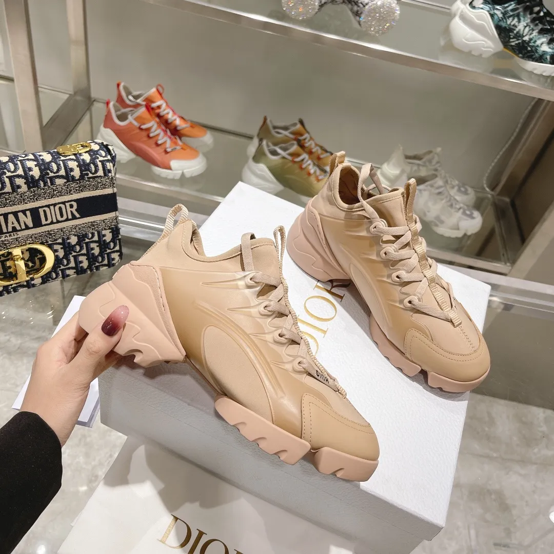 👟👟Ex-factory price 460👟👟 Dior sports dad shoes, your ideal high-end quality customization, a new product created by Crusie “J’ADI*R” at the first major show of Paris Fashion Week‼ ️Molded from the original board, all details are welcome to be appraised and compared 🔥 Upper: Original imported customized Lycra surface with soft silk cowhide Inner: soft, comfortable and breathable Foot pads: cowhide injection molded feet, original molded color matching Logo webbing Original molded 3D film combination Original molded anti-slip combination outsole! Original packaging consistent! Number of yards: 35-41 yards (custom-made sizes 41 are non-refundable)